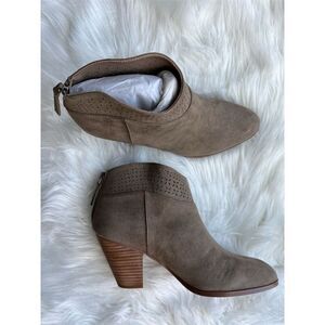 🆕Violet & Red Women's Ankle Booties Beige Size 8 Lazer Cut Casual